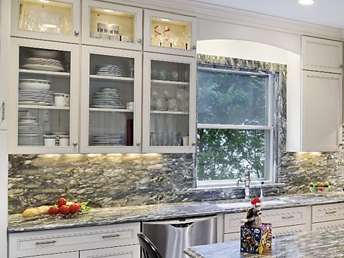 AFTER Dishes and glasses are beautifully stored near the dishwasher